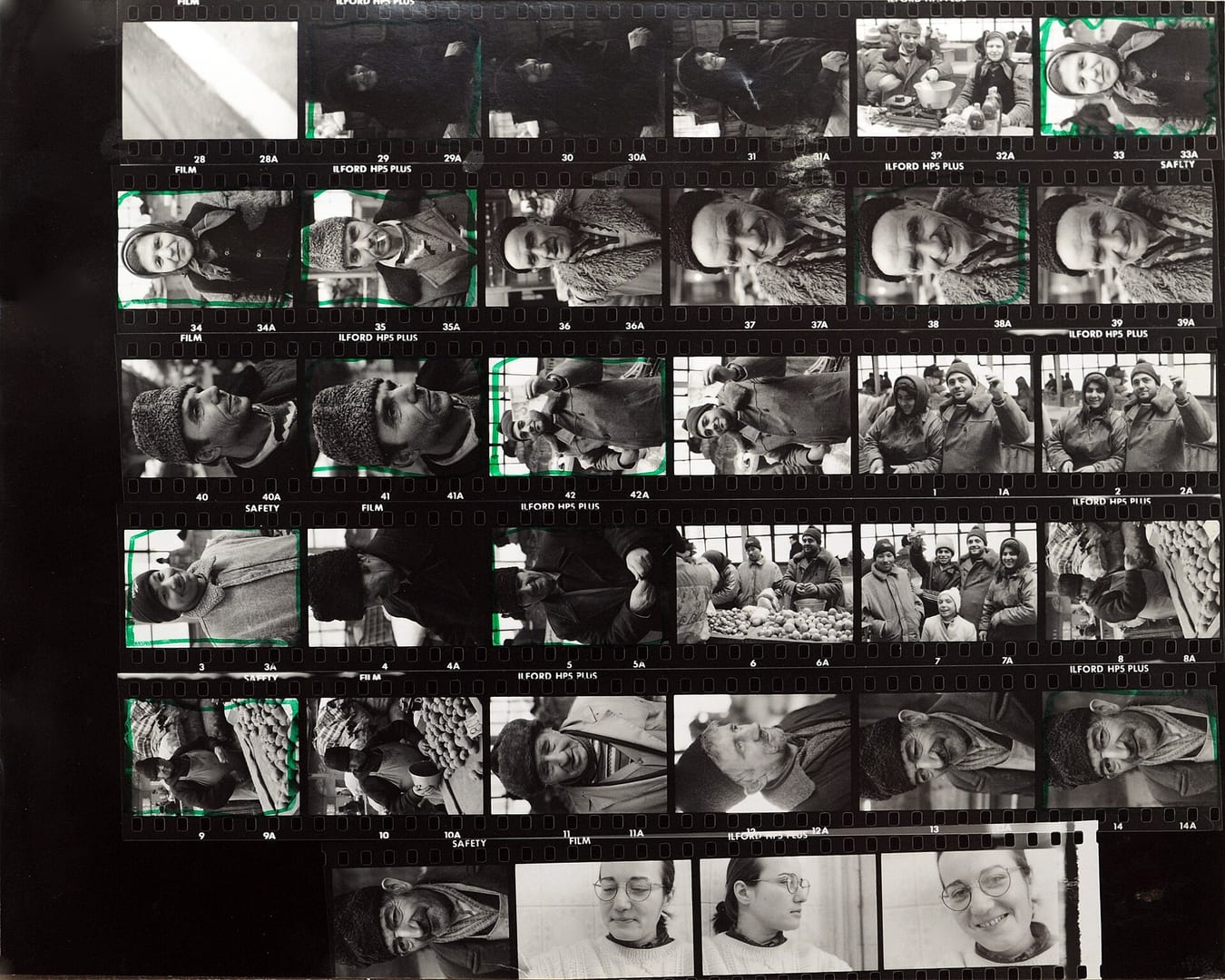 Tờ contact sheet gồm nhiều khung ảnh nhỏ để so sánh