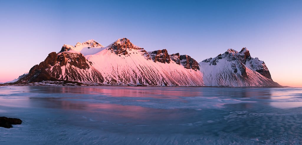 Dãy núi Vesturhorn phản chiếu trong phong cảnh Iceland