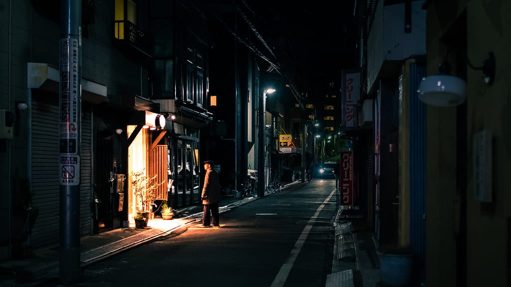 Đường phố Tokyo ban đêm với nhiều biển hiệu màu