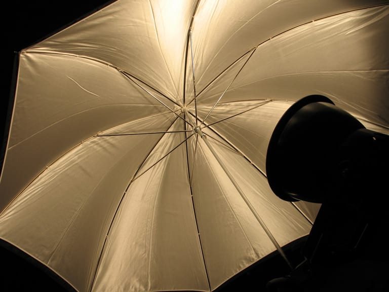 Nhiếp ảnh gia dùng tấm reflector hắt sáng vào người mẫu