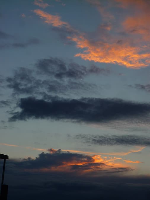 Minh họa golden hour, blue hour và ánh sáng giữa trưa trong phần điểm cần nhớ